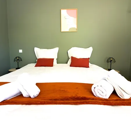 Au Chateau Apartment