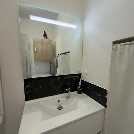 Au Chateau Apartment *