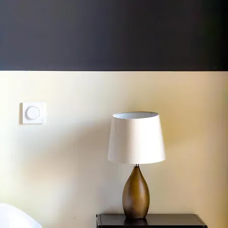 Au Chateau Apartment *