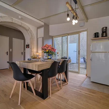 Au Chateau Apartment *